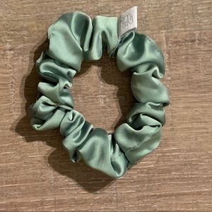 Mini Dew scrunchie (sage color)